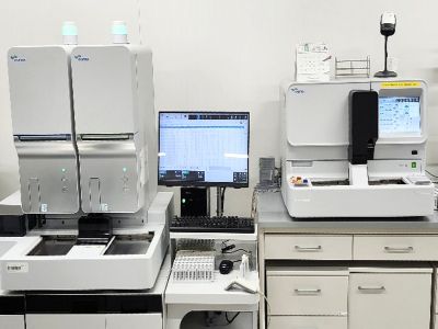 全自動血液凝固測定装置(右)